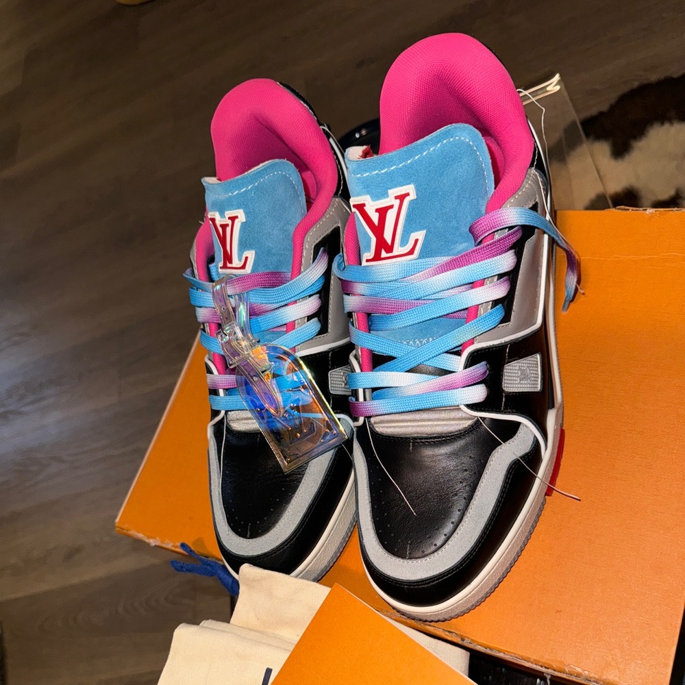 Men Louis Vuitton trainers size 9